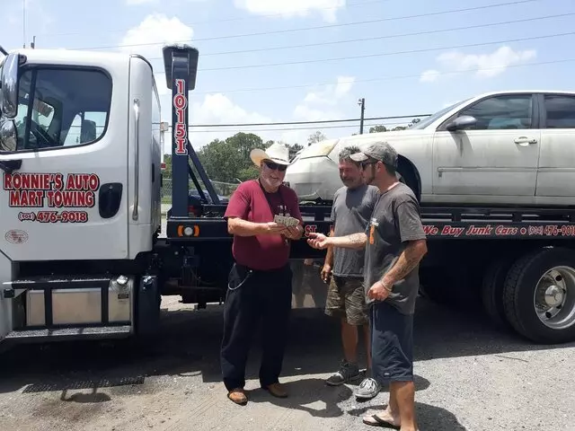 Ronnie&apos;s Auto Mart Towing